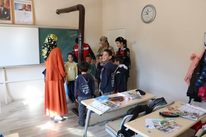 Bayburt’un En Uzak Köyündeki Tek Öğretmenine Jandarmadan Sürpriz