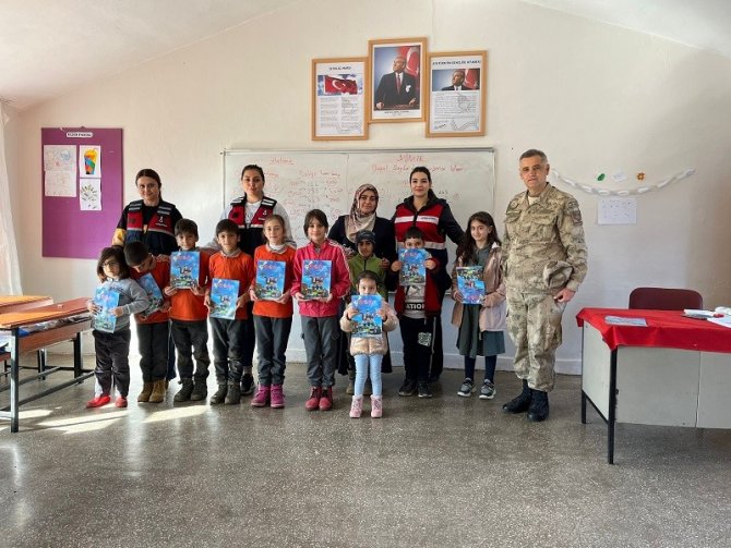 Bingöl’de Jandarma, Öğretmenlerin Gününü Kutladı