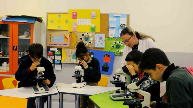 50 Öğretmenin Görev Aldığı “Benim Adım Öğretmen” Klibi Büyük Beğeni Topladı