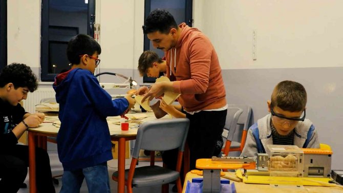 50 Öğretmenin Görev Aldığı “Benim Adım Öğretmen” Klibi Büyük Beğeni Topladı