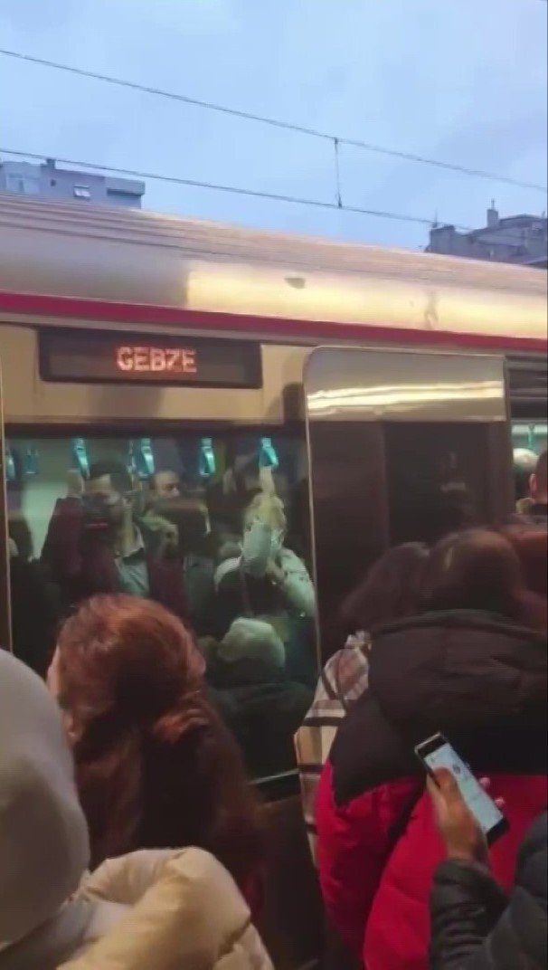 Marmaray’da Seferler Yapılamadı, Duraklarda Kalabalık Oluştu