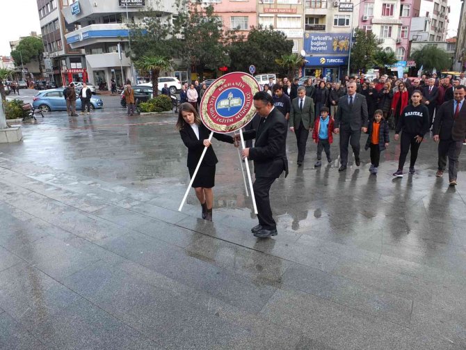 Balıkesir’de Öğretmenler Günü Kutlandı, Alana Giren Sokak Köpeği De Gülümsetti