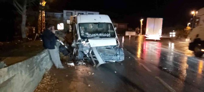 Minibüs Duvara Çarptı, Kiviler Yola Saçıldı: 1 Yaralı