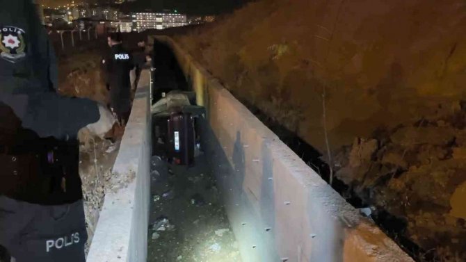 Yoldan Çıkan Otomobil Su Kanalına Düştü: 1 Yaralı