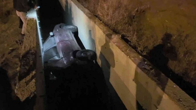 Yoldan Çıkan Otomobil Su Kanalına Düştü: 1 Yaralı