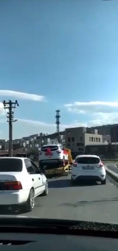 Düğün Arabasını Çekiciye Yükleyip Şehir Turu Attılar