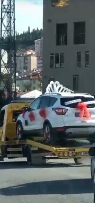 Düğün Arabasını Çekiciye Yükleyip Şehir Turu Attılar