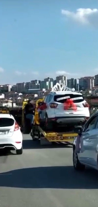 Düğün Arabasını Çekiciye Yükleyip Şehir Turu Attılar