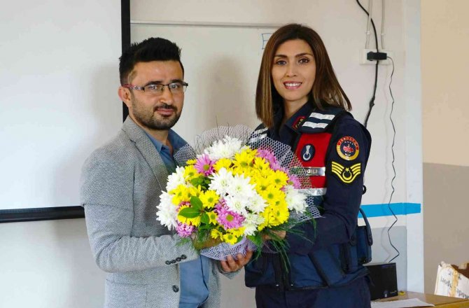 Şehir Merkezine 1 Saat Uzaklıktaki Köy Okulunda Sürpriz Öğretmenler Günü Kutlaması