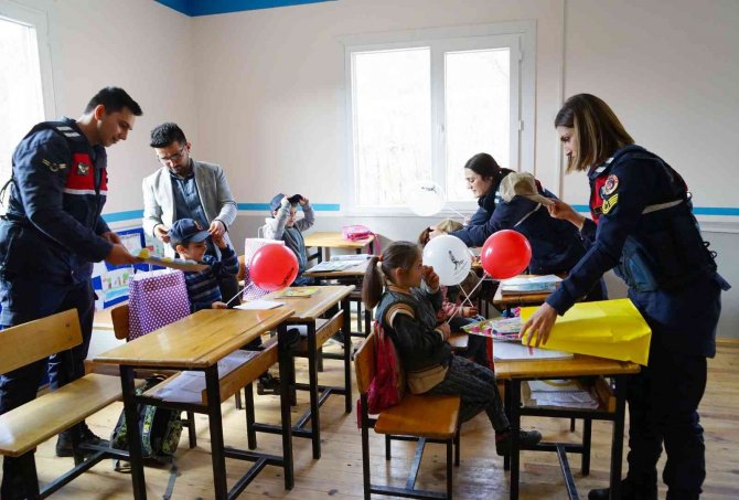 Şehir Merkezine 1 Saat Uzaklıktaki Köy Okulunda Sürpriz Öğretmenler Günü Kutlaması