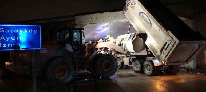 Damperi Açık Unutunca Köprüye Takılıp Kaldı