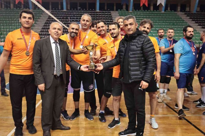 Denizli’de 400 Öğretmen Voleybol Turnuvasında Yarıştı