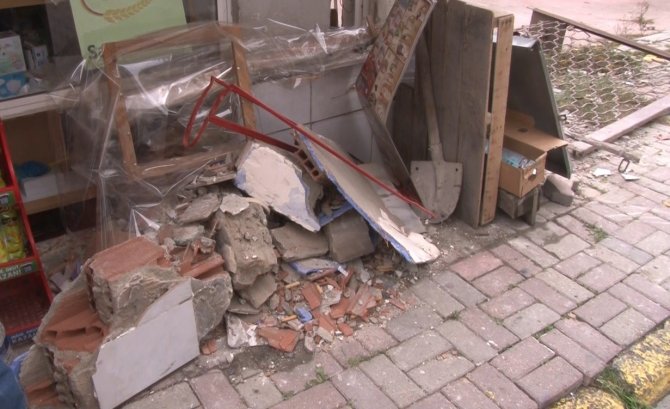 Küçükçekmece’de Kontrolden Araç Bakkala Çarptı