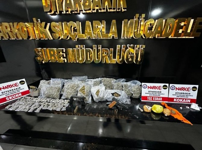 Diyarbakır’da 44 Kilo 263 Gram Uyuşturucu Ele Geçirildi: 8 Zanlı Tutuklandı
