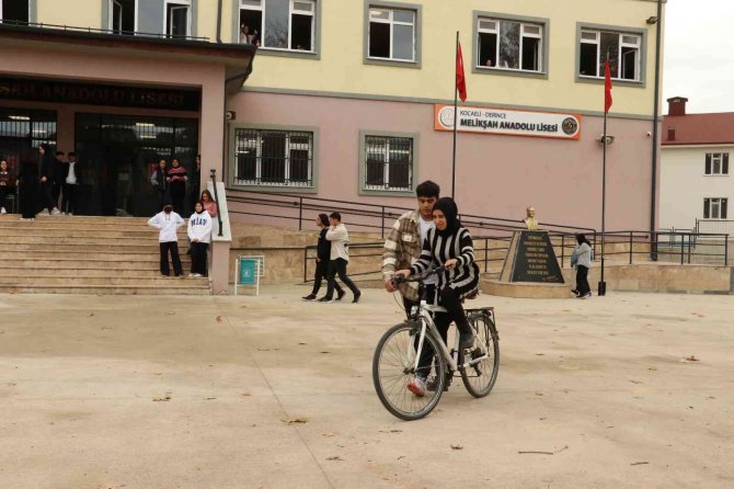 Gönül Gözü İle Öğrencilerini Geleceğe Hazırlıyor