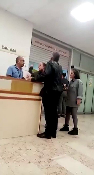 Hasta Yakını Sağlık Çalışanına Saldırdı, Isırdı: O Anlar Kamerada