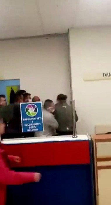 Hasta Yakını Sağlık Çalışanına Saldırdı, Isırdı: O Anlar Kamerada