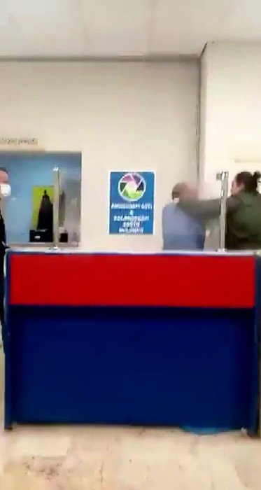 Hasta Yakını Sağlık Çalışanına Saldırdı, Isırdı: O Anlar Kamerada
