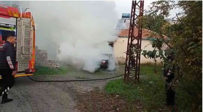 Hatay’da Park Halindeki Araç Yandı