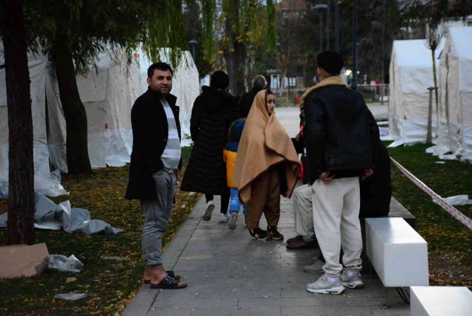 Depremzedeler Güne Çadırda Uyandı