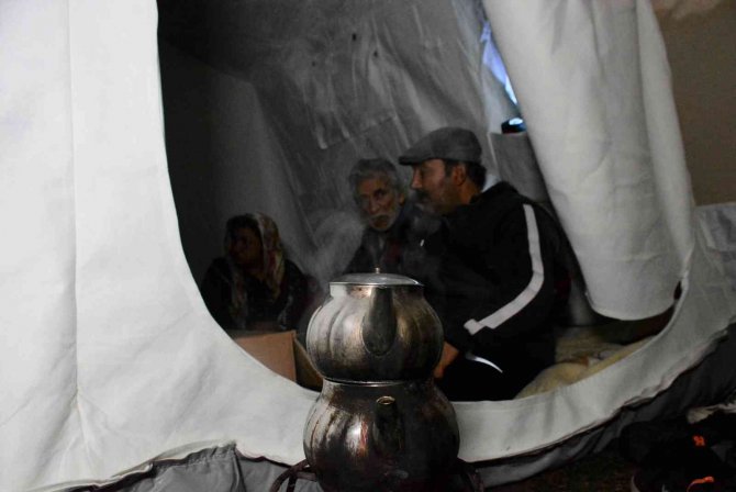 Depremin İkinci Gününde Çadırlarda Kalan Depremzedeler Yağmura Yakalandı
