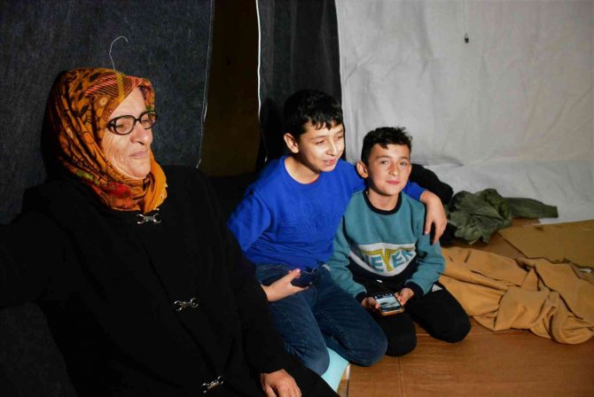 Depremin İkinci Gününde Çadırlarda Kalan Depremzedeler Yağmura Yakalandı