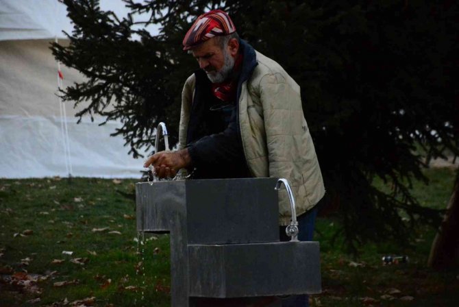Depremzedeler Güne Çadırda Uyandı