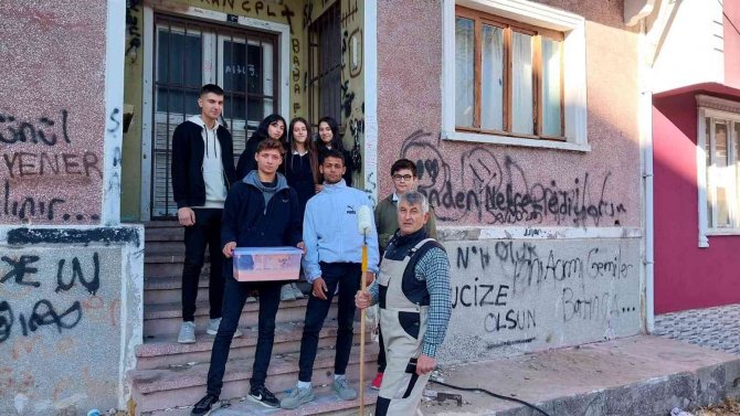 Öğrenciler Öğretmenler Günü’nde Emekli Öğretmen Çiftin Evinin Duvarını Boyadı