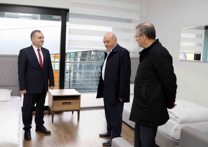 Erü Rektörü Altun, Hasta Yakınları Misafirhanelerini Ziyaret Etti