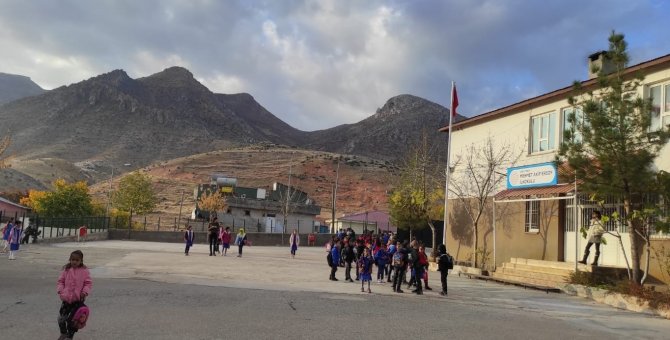 Siirtli Çocuklardan Öğretmenlerine Yöresel Peynirle Kutlama: Hem Gülümsetti, Hem Duygulandırdı