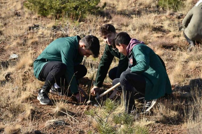 ‘Öğretmenler Günü’nü Hatıra Ormanına Fidan Dikerek Kutladılar