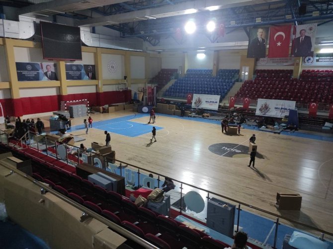 Depremzedeler Spor Salonlarında Kalıyor