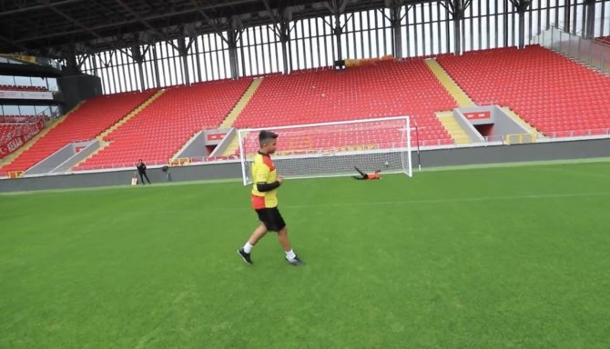 Gürsel Aksel Stadyumu’nun Kapıları Ziyaretçilere Açıldı