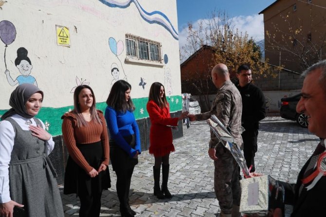 Hakkari Emniyeti’nden Öğretmenlere Sürpriz Hediyeler