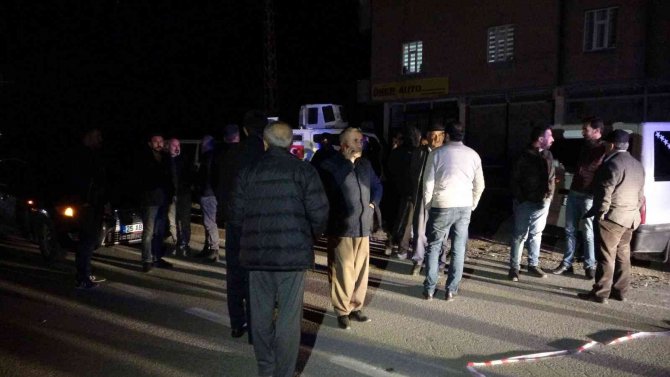 Yüksekova’da Peş Peşe İki Aracın Çarptığı Şahıs Hayatını Kaybetti