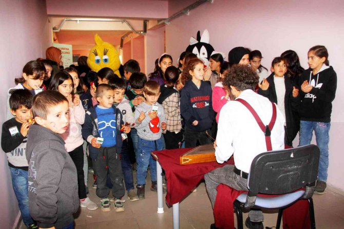 Müdür Yardımcısından Santur Dinletisi