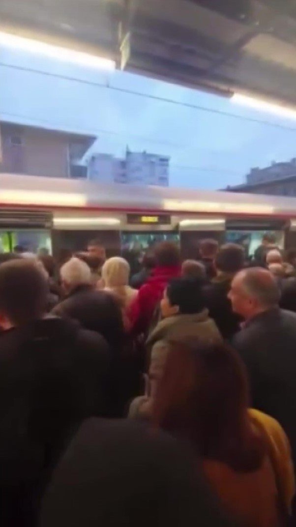 Marmaray’da Seferler Yapılamadı, Duraklarda Kalabalık Oluştu