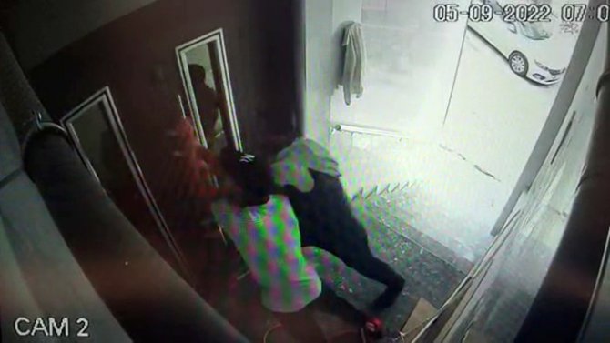 Şişli’de Lcd Ekran Hırsızları Kamerada: Önce Kilidi Kırıp İçeri Girdiler, Ertesi Gün Binaya Tırmandılar