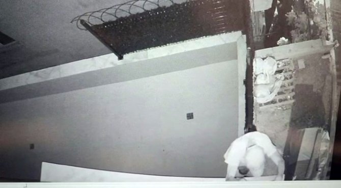 Şişli’de Lcd Ekran Hırsızları Kamerada: Önce Kilidi Kırıp İçeri Girdiler, Ertesi Gün Binaya Tırmandılar