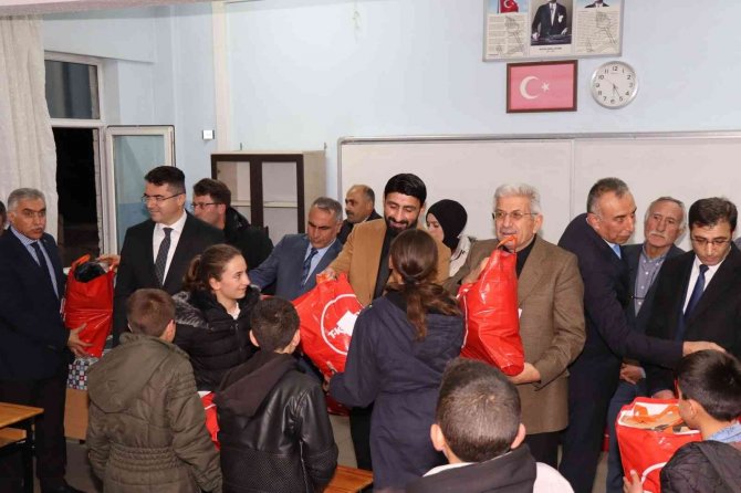 Gurbetten Sıladaki 1000 Öğrenciye Kışlık Giysi Yardımı