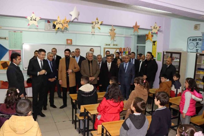 Gurbetten Sıladaki 1000 Öğrenciye Kışlık Giysi Yardımı