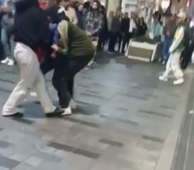 Taksim’de Bıçaklı Kavga Kamerada