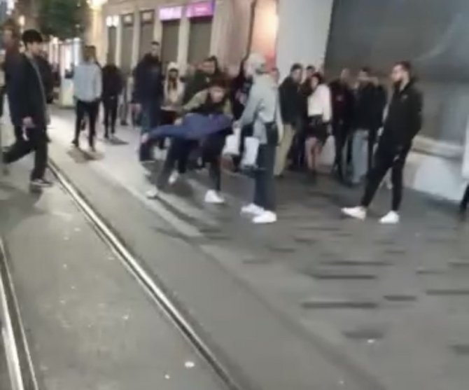 Taksim’de Bıçaklı Kavga Kamerada