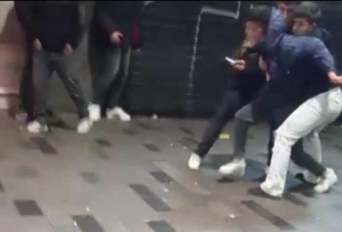 Taksim’de Bıçaklı Kavga Kamerada