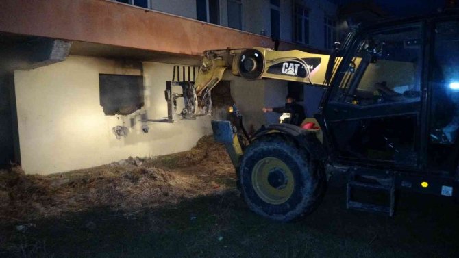 İ̇tfaiye Ekipleri Samanlıktaki Yangını Binanın Duvarını Yıkarak Söndürebildi