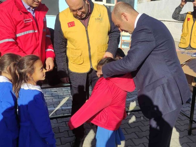 Doğubayazıt’ta “Bin Mont Bin Bot” Kampanyası İle Öğrencilere Destek