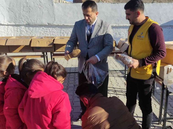 Doğubayazıt’ta “Bin Mont Bin Bot” Kampanyası İle Öğrencilere Destek