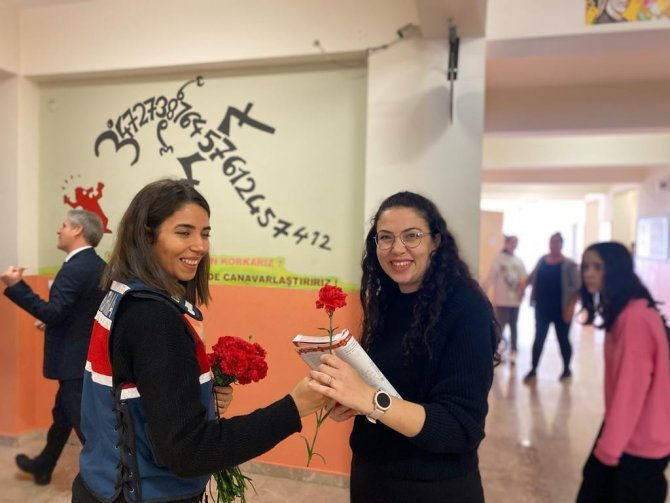 İ̇zmir’de Jandarmadan Öğretmenlere 24 Kasım Sürprizi
