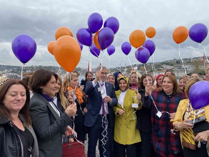 Üsküdar’da Kadın Muhtarlar, Kadına Şiddete ’Dur’ Demek İçin Mor Ve Turuncu Balonları Gökyüzüne Bıraktı