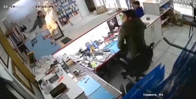 Cep Telefonu Bomba Gibi Patladı